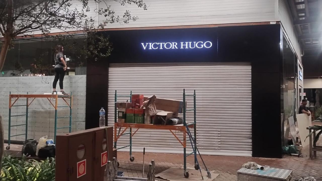 Instalação de fachada com letreiro iluminado Victor Hugo