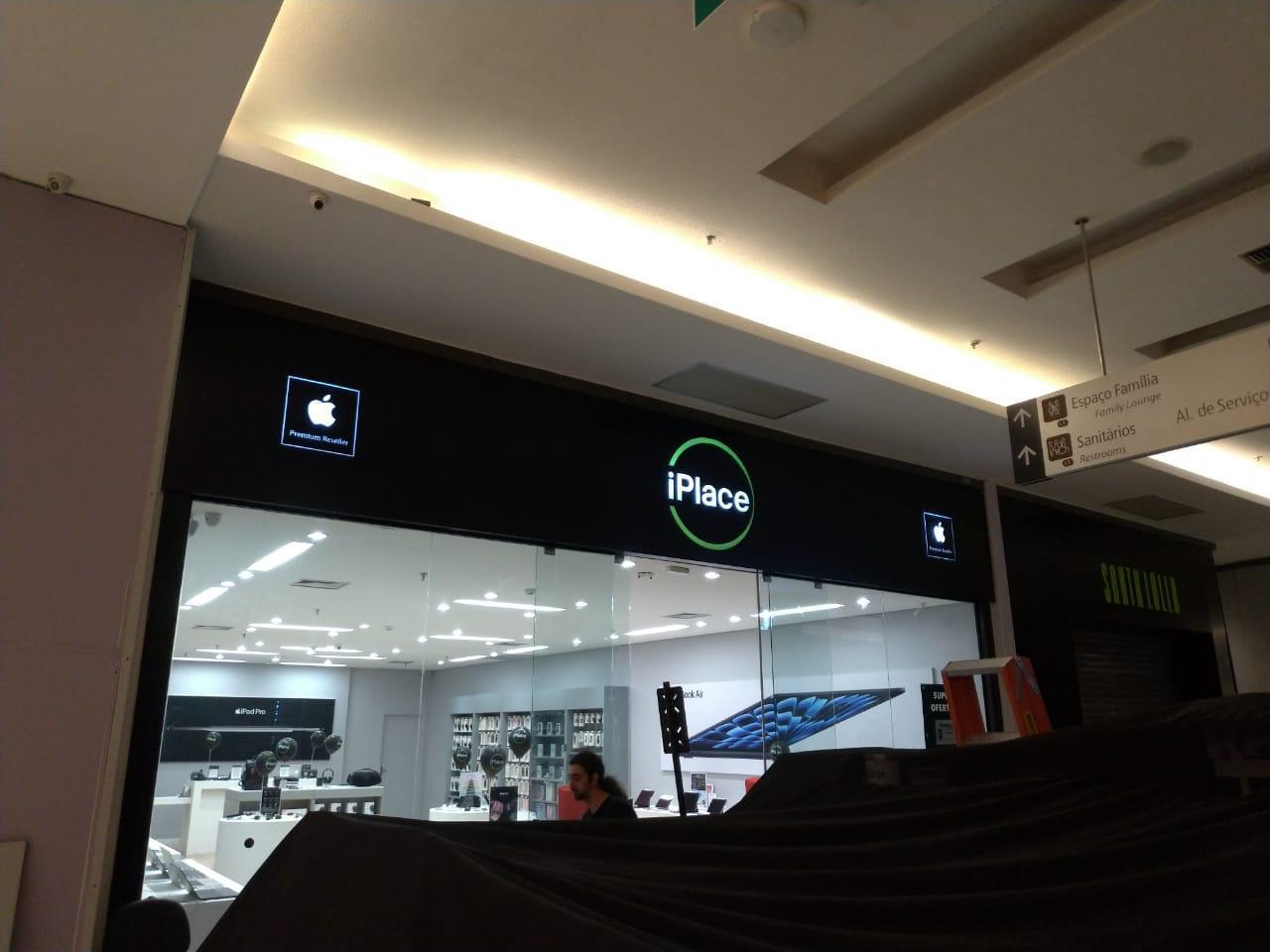 Testeira preta com logotipo iluminado da iPlace